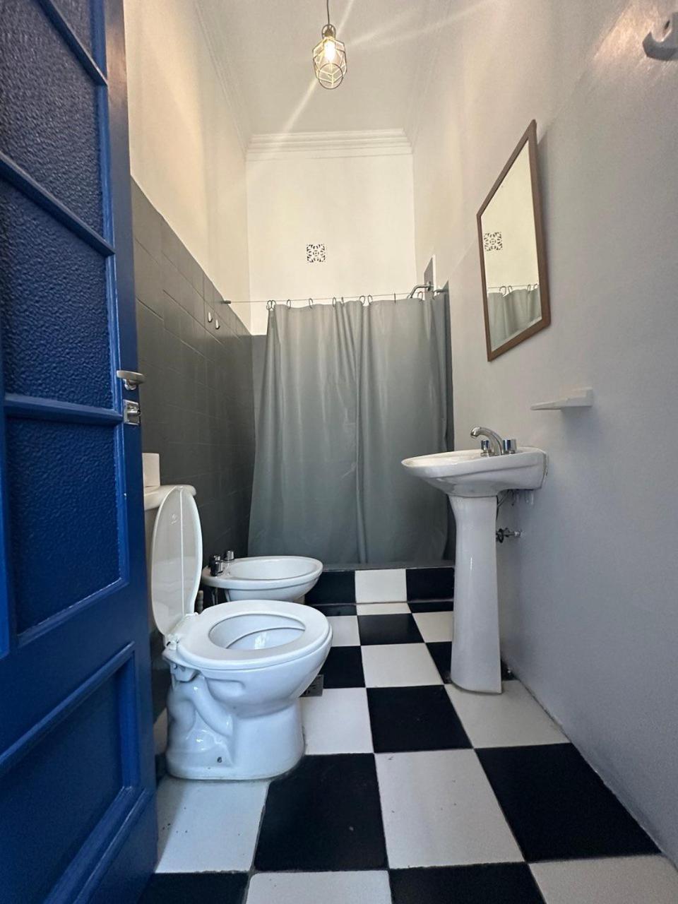 Quarto com 2 Camas de Solteiro e Banheiro Privativo